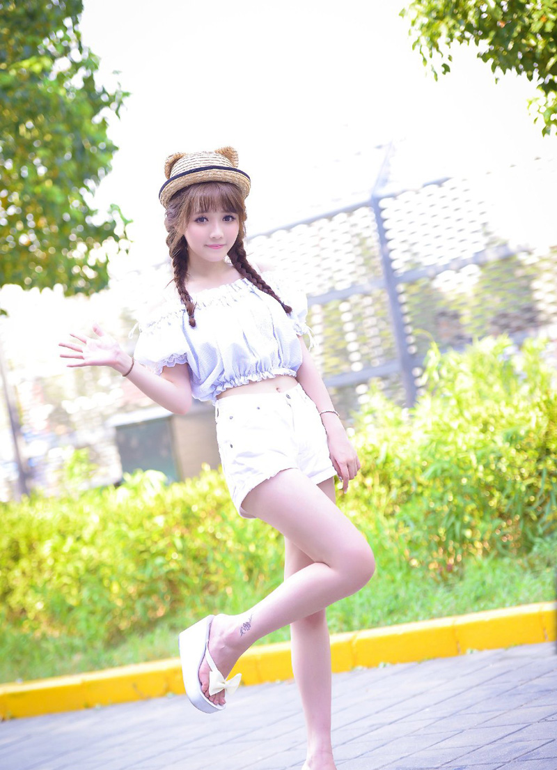 “进来吧。”吕布看了一眼地上的杯盏，摇了摇头，坐在自己的位子上向两女招了招手。